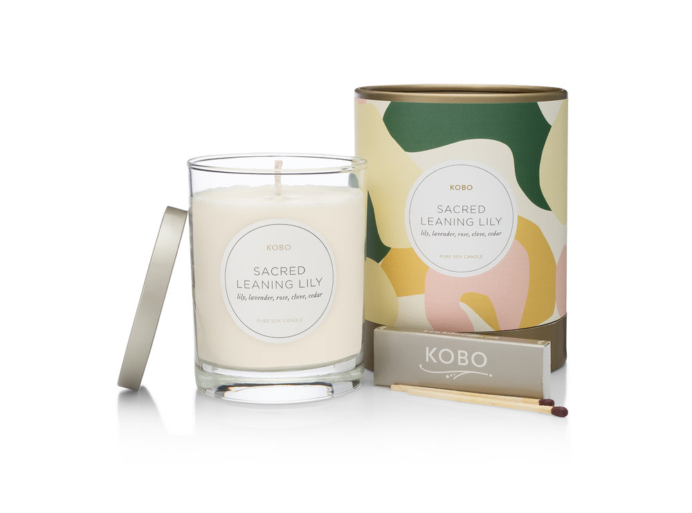 Świeca zapachowa KOBO Camo Sacred Leanig Lily Candle (11 uncji / 312 g)